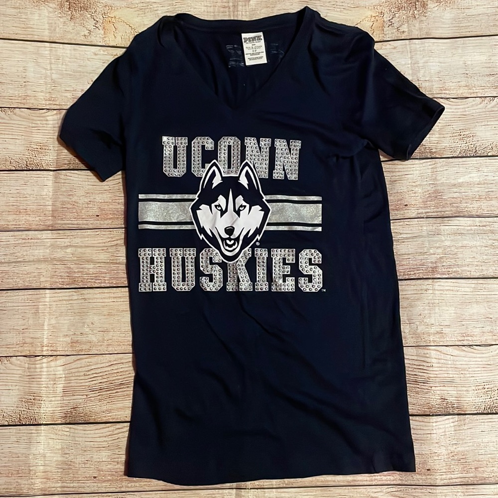 Victoria’s Secret Pink Women’s V-neck UConn Huskies T shirt size S